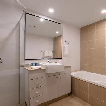 Meriton Suites Broadbeach Gold Coast Exterior photo A bathroom at the hotel