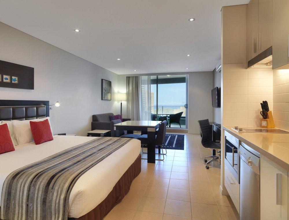 Meriton Broadbeach Hotel 5*